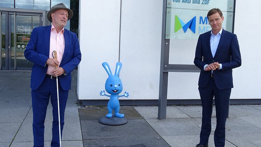 Joachim Leibiger und Boris Lochthofen vor dem MDR Gebäude