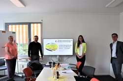 Gruppenbild der Teilnehmenden. Klick öffnet eine vergößerte Ansicht.
