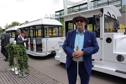 Joachim Leibiger vor der neuen egapark-Bahn. Klick öffnet eine vergrößerte Ansicht.