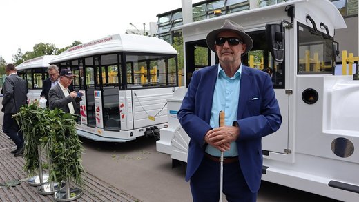 Joachim Leibiger vor der gerade in Betrieb genommenen egapark-Bahn