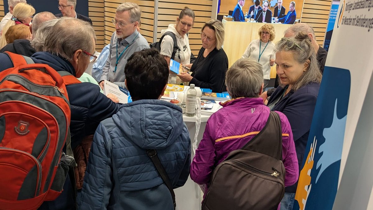 Menschenmenge, Gedränge am Tisch des TLMB
