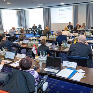 Blick in den Konferenzsaal am 4.11.2022. Klick öffnet eine vergrößerte Ansicht.