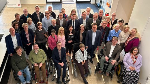 großes Gruppenbild der KBB mit Jürgen Dusel und dem nidersächsischen Ministerpräsidenten Olaf Lies