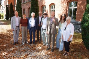 Gruppenbild der Teilnehmenden vor dem Veranstaltungsgebäude. Klick öffnet eine vergrößerte Ansicht.