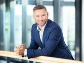 Porträtbild von Enrico Göbel (Aufnahme: Mario Hochhaus). Klick öffnet eine vergößerte Ansicht.