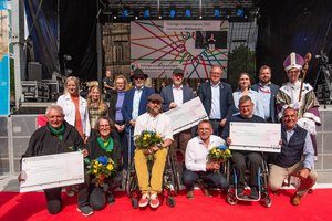 Gruppenbild mit den 3 Gewinnern, TLMB Leibiger, Schirmherr M. Voigt sowie den drei Ministerinnen. Klick öffnet eine vergrößerte Ansicht.
