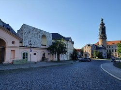 Ansicht des Portals mit Weimarer Schlossturm im Hintergrund. Klick öffnet eine vergrößerte Ansicht.