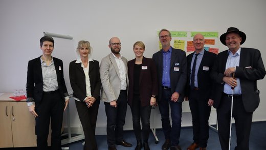 Gruppenbild vom Netzwerktreffen in Halle, unter den Personen sind TLMB Joachim Leibiger sowie Dr. Christian Wallbrach, Beauftragter des Landes Sachsen-Anhalt