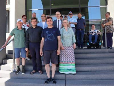 Gruppenbild mit den stimmberechtigten LBB-Mitgliedern auf den Stufen vor dem Eingang zum Thüringer infrastrukturministerium. Klick öffnet eine vergrößerte Ansicht.