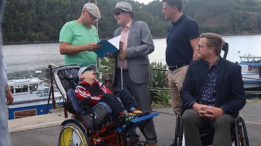 Übergabe des Bescheid zum Bau eines Rollstuhlhebeliftes an Fam. Geheeb mit Sohn Tarek, JL, Hr. Kowalleck, Hr. Petschner