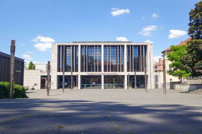 Frontansicht des Congress-Zentrums Weimarhalle in Weimar (Bild: Luca Klingele/ Weimar GmbH). Klick öffnet eine vergrößerte Ansicht.
