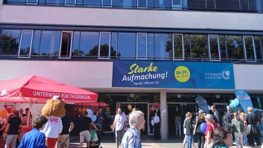 Außenfassade vom Thüringer Landtag mit Banner "Starke Aufmachung" für den Tag der offenen Tür, Besucher und Stände