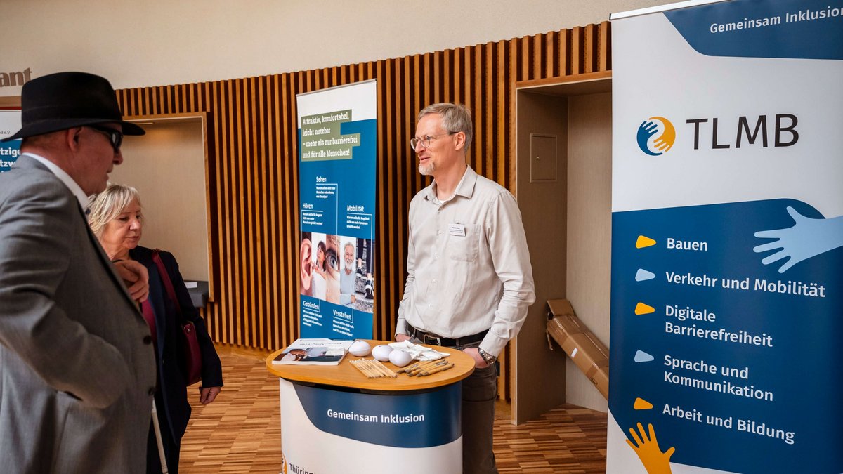 TLMB Leibiger mit Assitenz Heidi Leibiger am TLMB-Stand, Bildmitte: Markus Lorenz 