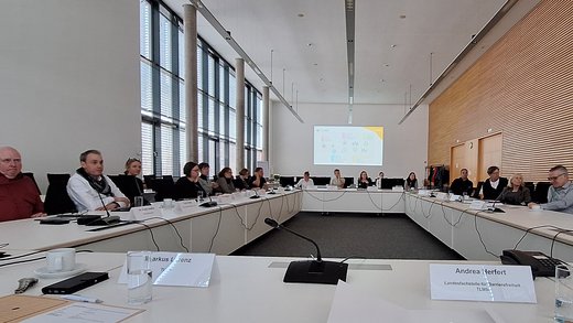 Blick in den Saal mit den versammelten Beraterinnen und Beratern bei der feierlichen Eröffnung des Netzwerkes