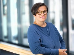 Foto Sabine Feuer, Referentin Landesfachstelle für Barrierefreiheit. Klick öffnet eine vergrößerte Ansicht.