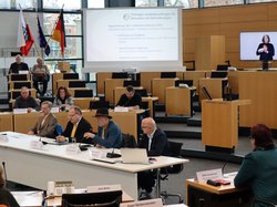 Podium mit TLMB, Vizepräsident Bergner und Hermann Binkert von INSA Consulere. Klick öffnet eine vergrößerte Ansicht.