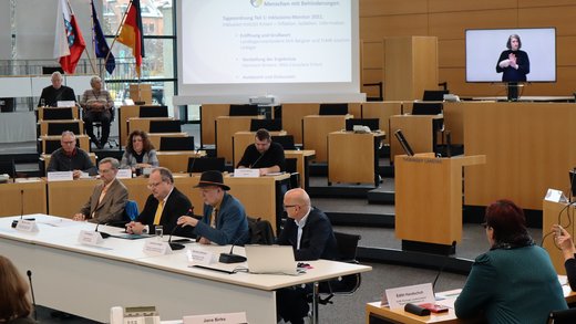 Podium mit Vizepräsident Dirk Bergner, TLMB Joachim Leibiger sowie Hermann Binkert im Plenarsaal am 5.12.2022