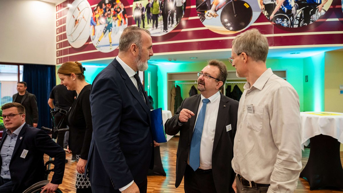 Minister Schütz im Gespräch mit Dr. Olaf Zucht, SADW und dem stellvertr. Beauftragten M. Lorenz 
