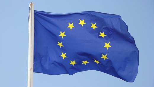 wehende Europaflagge an Fahnenmast