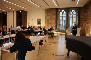 Blick in den Seminarraum im Augustiner Kloster Erfurt. Klick öffnet eine vergrößerte Ansicht.