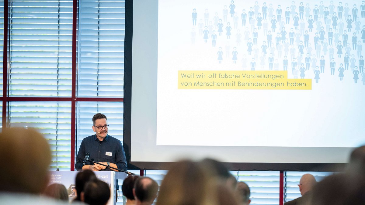 Vortrag von Gregor Strutz, auf der Folie ist die Aussage zu sehen: "Weil wir oft falsche Vorstellungen von Menschen mit Behinderungen haben"