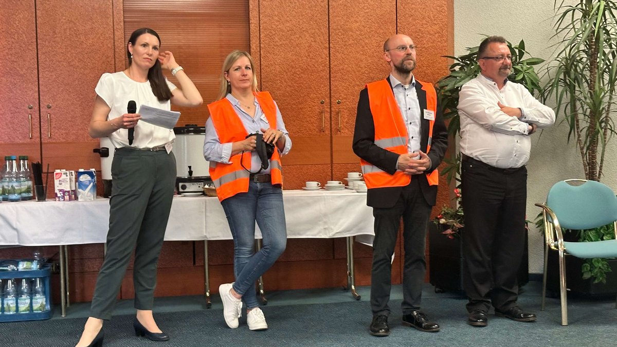 vier Personen (Team der SADW) nebeneinander: von links, Moderatorin Anne Tallig mit Kollegin, Dr. Koellner und Leiter Dr. Olaf zucht