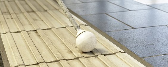 Langstock auf Blindenleitstreifen an U-Bahnhof (Woche des Sehens/Ziebe)