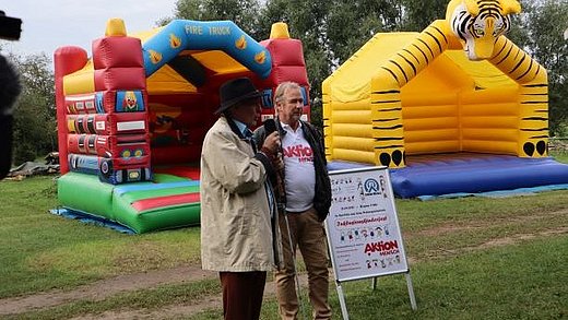 Joachim Leibiger und Rolf Menzel beim ersten Inklusionskinderfest auf dem Naturspielplatz in Apolda