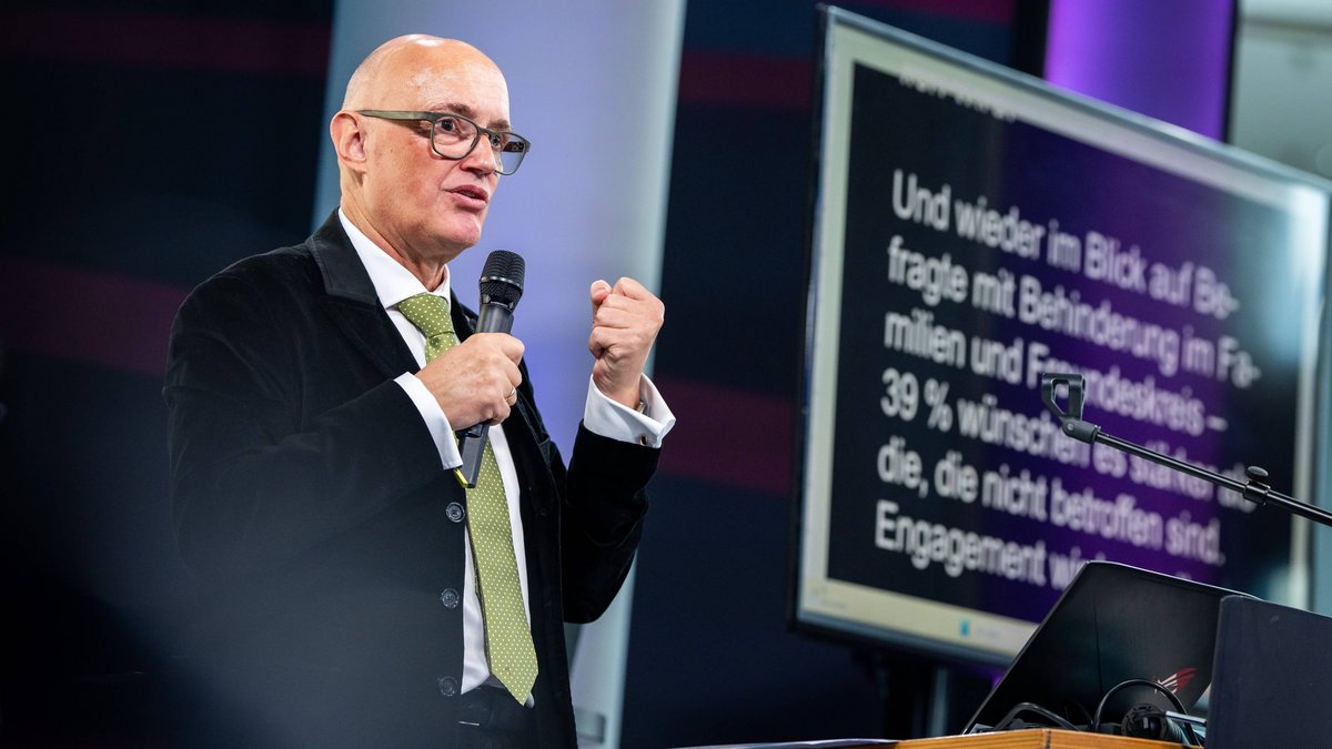 Herman Binkert von Insa Consulere präsentiert die Zahlen, im Hintergrund Bildschirm der Schriftdolmetscherin