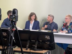 Kamera im Vordergrund mit Referenten aus den Durchsetzungsstellen: Ulrike Peter (Bremen), Enrico Göbel, rechts daneben Prof. Dr. Erdmuthe Meyer zu Bexten. . Klick öffnet eine vergrößerte Ansicht.