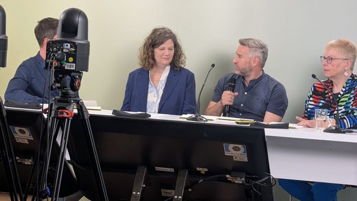 3 teilnehmende Referenten (Bildmitte: Enrico Göbel, Landesdurchsetzungsstelle für digitale Barrierefreiheit Thüringen) im Aufnahmestudio vor Monitor
