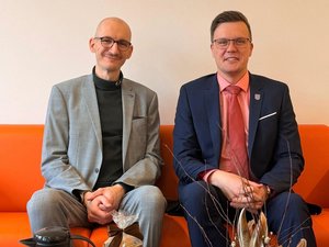 Alexander Brick von der LIGA SV mit Dennis Petschner auf der orangen Couch. Klick öffnet eine vergrößerte Ansicht.