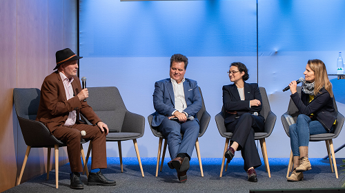 TLMB Joachim Leibiger im Podium der Regionalkonferenz sitzend, daneben Jürgen Dusel mit AKT-Präsidentin Ines M. Jauck sowie Moderatorin (Bild: Melanie Kahl, AKT)
