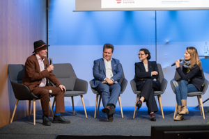 TLMB Joachim Leibiger im Podium sitzend neben Jürgen Dusel und AKT-Präsidentin Ines M. Jauck. Klick öffnet eine vergrößerte Ansicht.