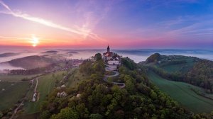 Blick auf die Leuchtenburg, Luftbildaufnahme. Klick öffnet eine vergrößerte Ansicht.