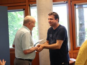 Joachim Leibiger übergibt die urkunde an Thomas Wartenberg von Biling e.V. und schüttelt seine Hand. Klick öffnet eine vergrößerte Ansicht.