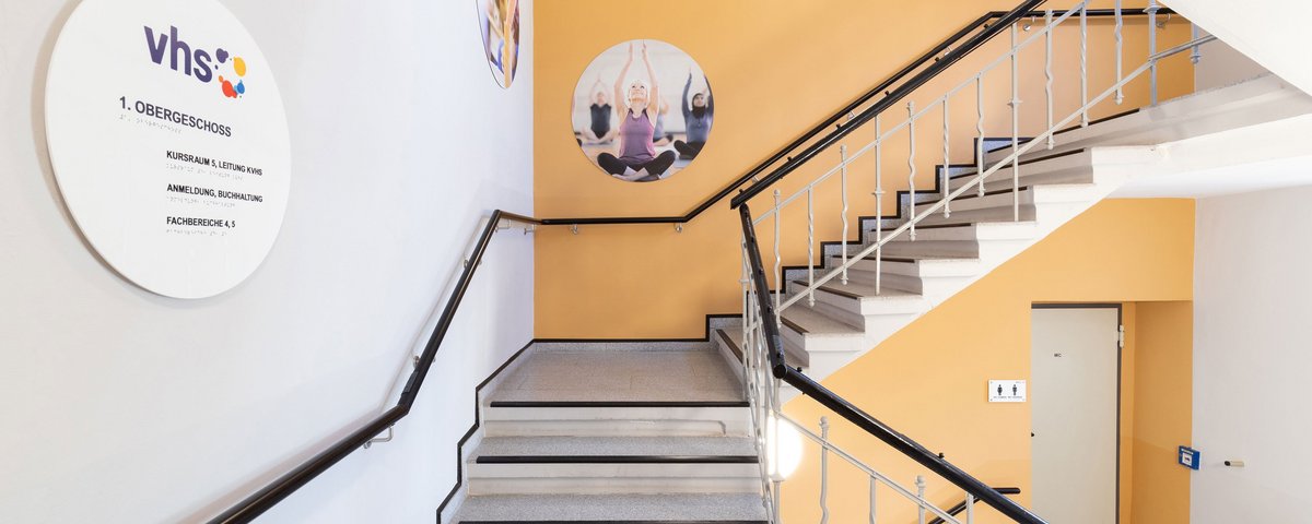 Treppenhaus mit DIN-gerechten Markierungen, VHS Hermsdorf