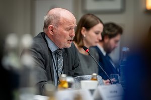 Joachim Leibiger im Präsidium der Konferenz bei seiner Ansprache, im Hintergrund Gesundheitsministerin Schenk Foto: Jacob Schröter/TMSGAF. Klick öffnet eine vergrößerte Ansicht.