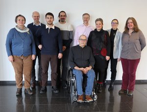 Gruppenbild mit Teilnehmenden des Landesfachstellentreffens im Thüringer Landtag. Klick öffnet eine vergrößerte Ansicht.