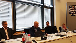 Podium der LAG-Sitzung mit Joachim Leibiger, Markus Lorenz und Marco Hedrich. Klick öffnet eine vergößerte Ansicht.