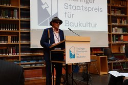 Joachim Leibiger bei der feierlichen Preisverleihung im Studienzentrum der Anna-Amaila Bibliothek in Weimar. Klick öffnet eine vergrößerte Ansicht.