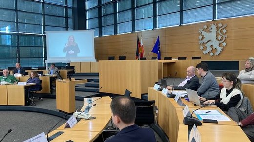 LBB Sitzung im Plenarsaal, Blick auf Präsidium mit TLMB Joachim Leibiger und M. Hedrich 