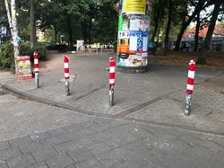 Sichtbare Poller mit Strickmütze in Hamburg. Klick öffnet eine vergrößerte Ansicht.