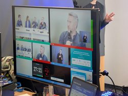 Monitor mit mehreren Kamerabildern der laufenden Veranstaltung. Klick öffnet eine vergrößerte Ansicht.
