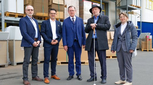 Bild: Gruppenbild mit B. Ramelow, dem TLMB sowie der Geschäftsleitung auf dem Gelände der besuchten Firma in Greußen (Copyright TSK)