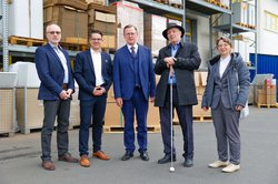 Gruppenbild mit B. Ramelow, dem TLMB sowie der Geschäftsleitung auf dem Gelände der besuchten Firma in Greußen (Copyright TSK). Klick öffnet eine vergrößerte Ansicht.