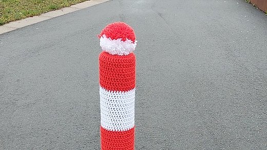 Gehweg-Poller mit rot-weißer Mütze 