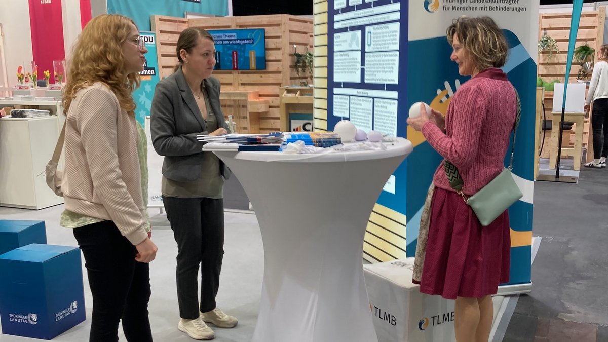 drei Frauen am weißen Stehtisch des TLMB