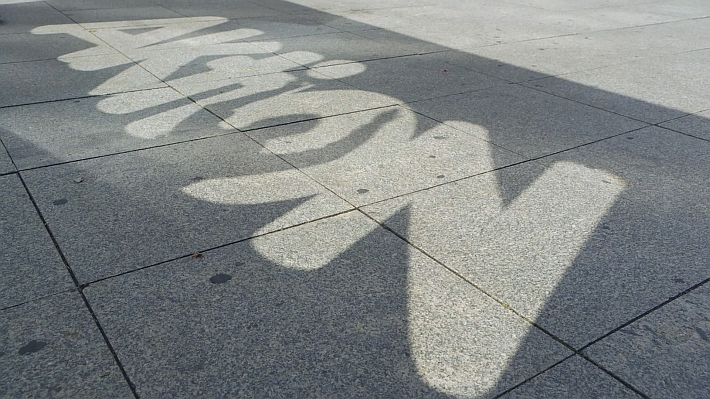 Schriftzug der Aktion Mensch als "Schattenspiel" auf Straßenpflaster (Autor: Aktion Mensch)