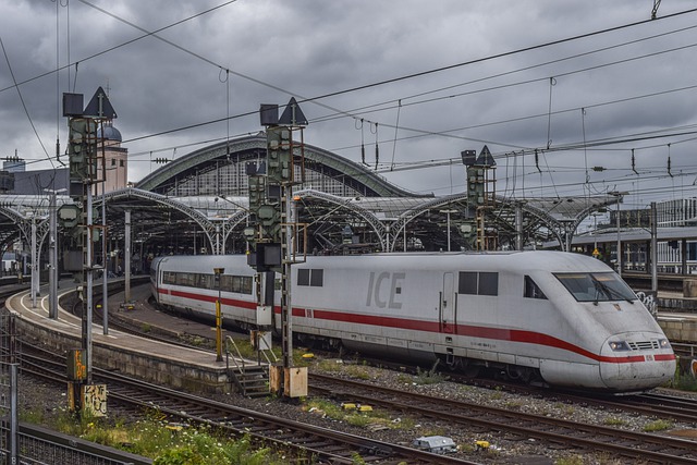 ICE verlässt einen Bahnhof